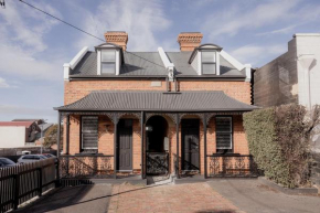 Brisbane Terrace One - Inner city with parking, Hobart